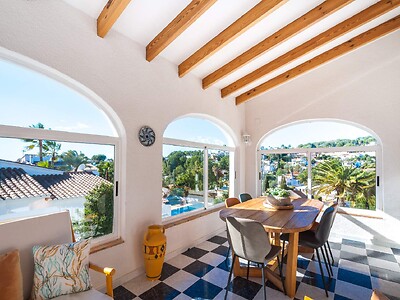 Woonkamer met uitzicht op tuin en bergen Benissa Spanje